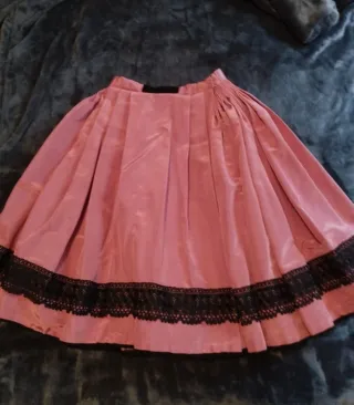 Falda rosa con encaje negro