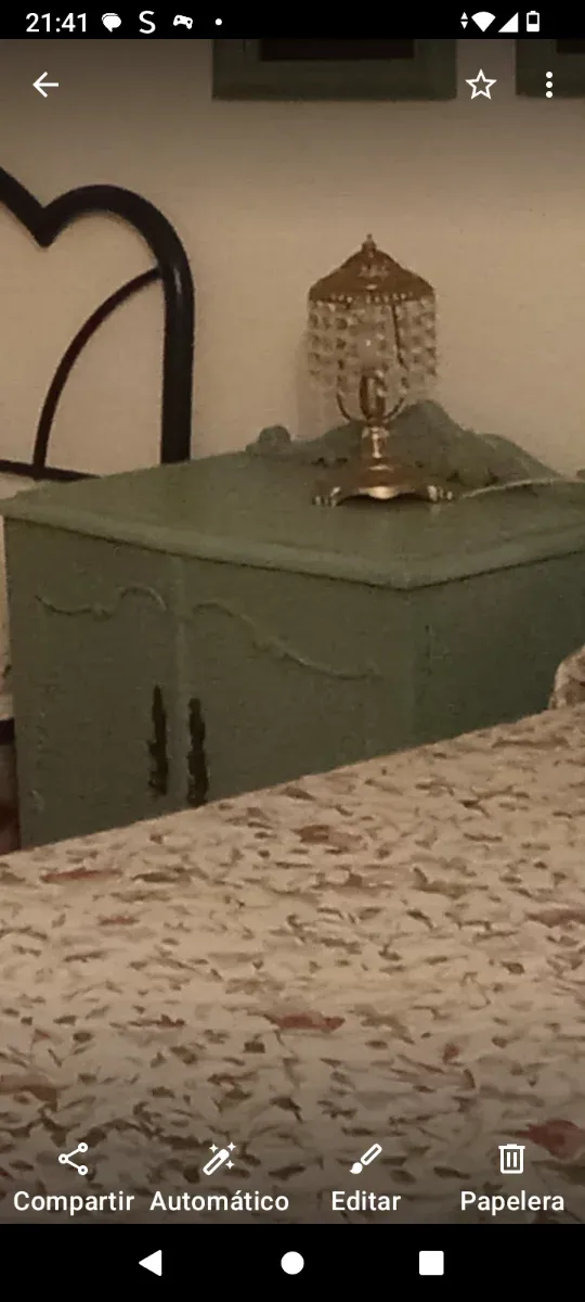 Mesita de noche antigua restaurada en color verde