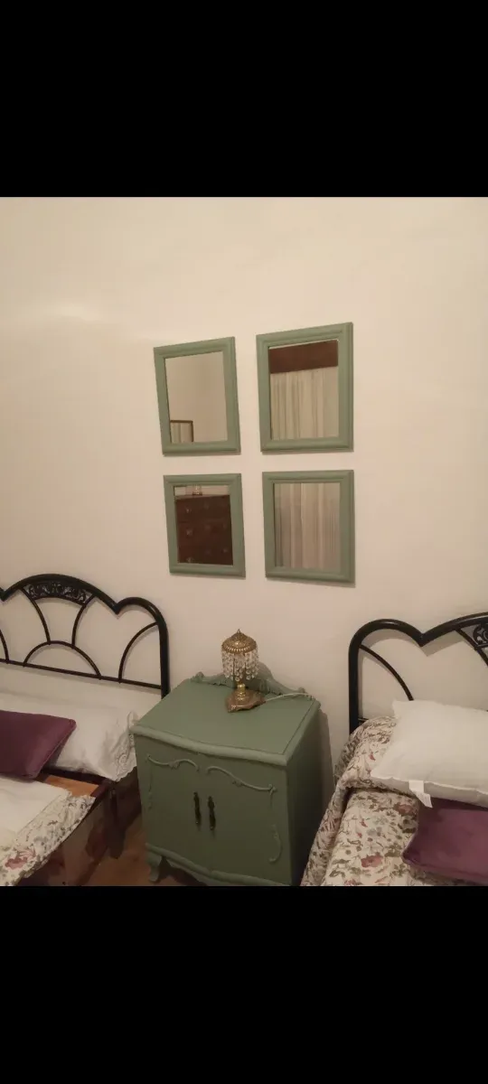 Mesita de noche antigua restaurada en color verde