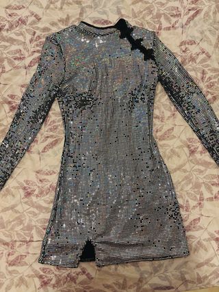 Vestido plateado con lentejuelas