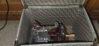 Maletín con mini máquina de coser antigua