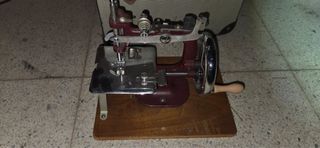 Maletín con mini máquina de coser antigua