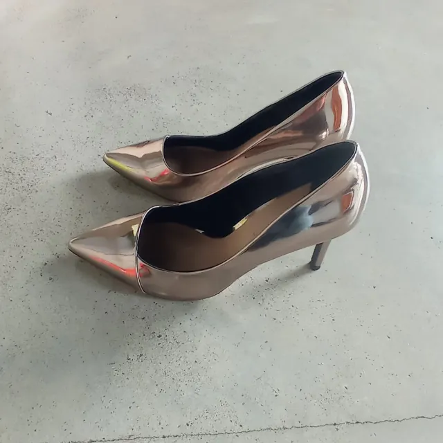 Zapatos de tacón dorados brillantes