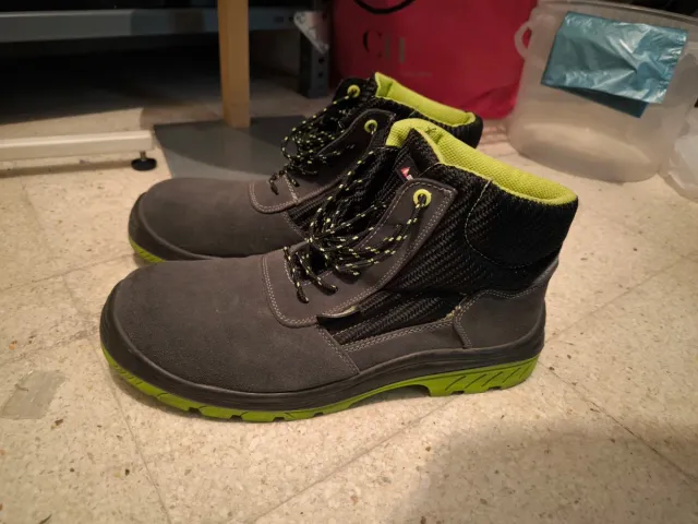 Botas de trabajo grises y verdes marca Bellota