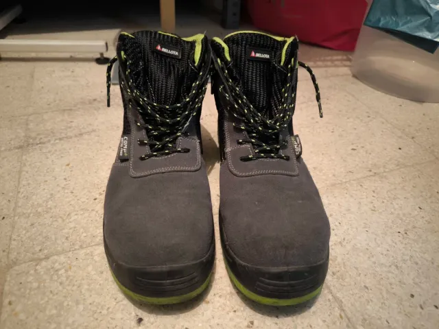 Botas de trabajo grises y verdes marca Bellota