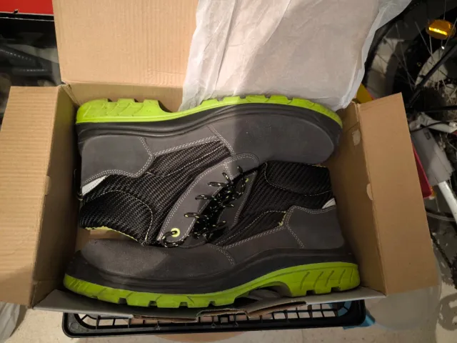 Botas de trabajo grises y verdes marca Bellota