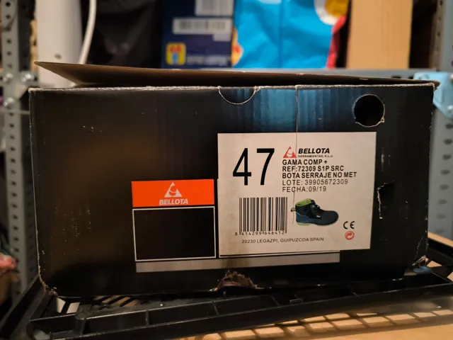 Botas de trabajo grises y verdes marca Bellota