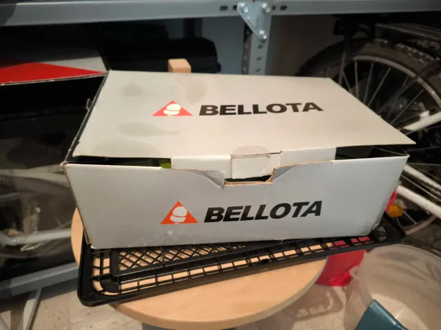 Botas de trabajo grises y verdes marca Bellota