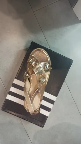 Zapatillas de esparto doradas con pedrería 