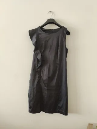 Vestido negro con volantes