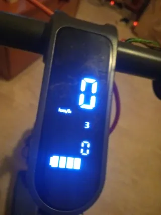 Patinete eléctrico con acelerador roto