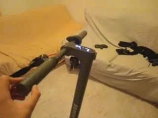 Patinete eléctrico con acelerador roto