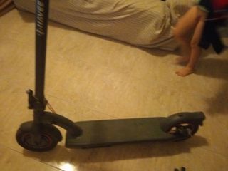 Patinete eléctrico con acelerador roto