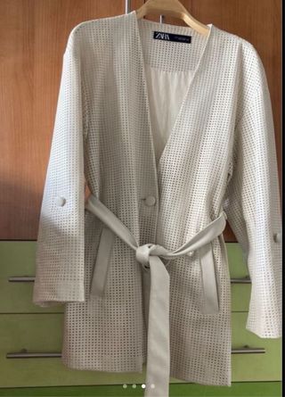 Chaqueta impermeable Zara Perforada