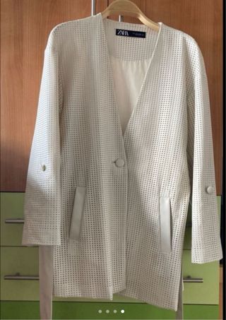 Chaqueta impermeable Zara Perforada