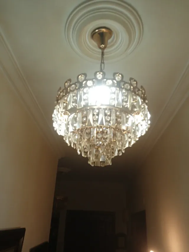 Lámpara de cristal y metal dorada