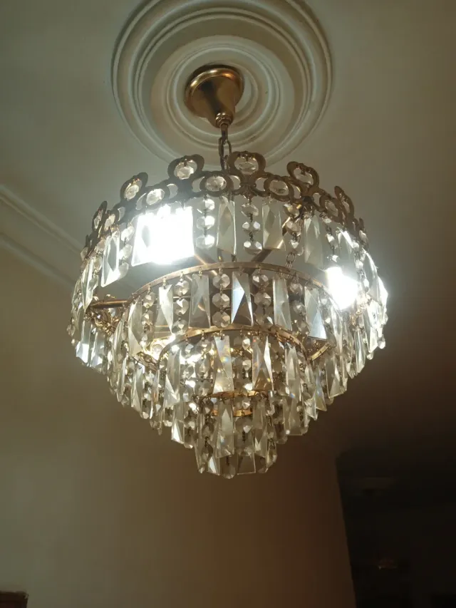 Lámpara de cristal y metal dorada