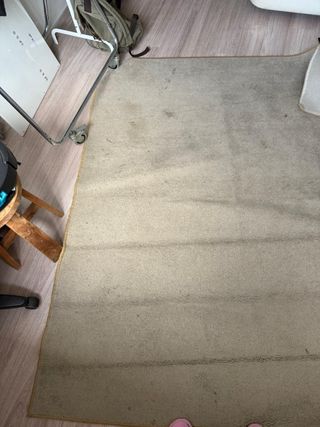 Alfombra beige y gris de tela