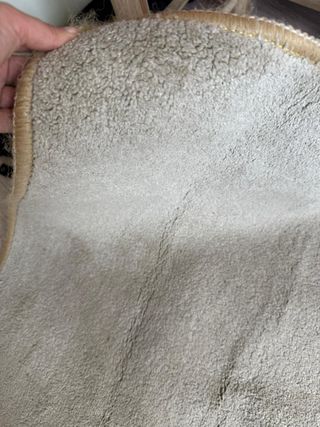 Alfombra beige y gris de tela