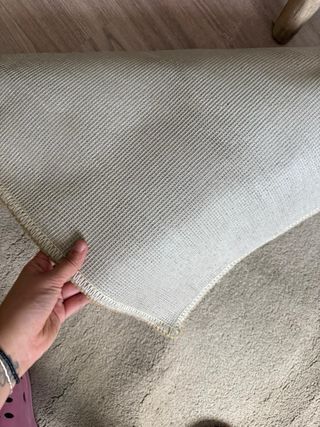 Alfombra beige y gris de tela