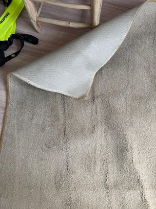 Alfombra beige y gris de tela