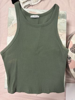 Top Bershka verde oliva acanalado