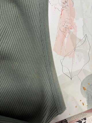 Top Bershka verde oliva acanalado