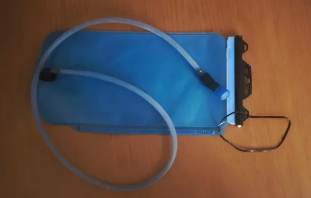 Bolsa de hidratación azul con tubo sin estrenar