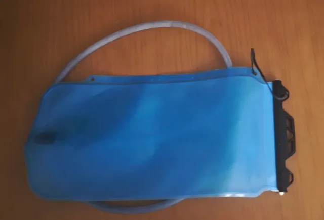 Bolsa de hidratación azul con tubo sin estrenar
