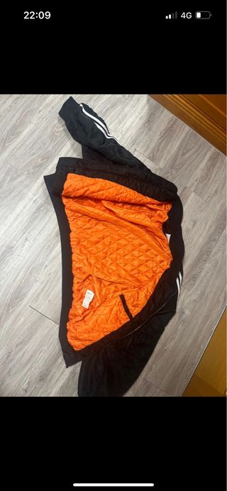 Bomber negra con diseño moderno