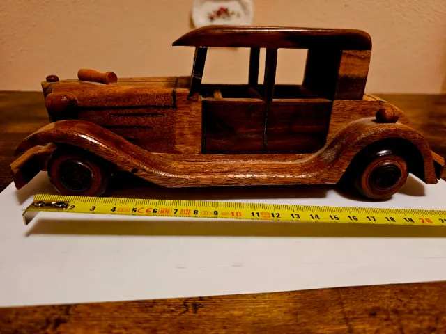 Coche de madera hecho a mano