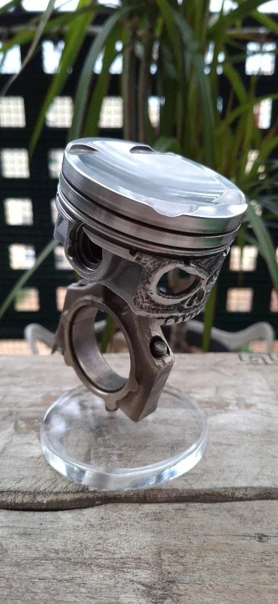 Calavera piston coche decoracion