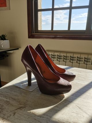 Zapatos de tacón color granate, talla 36, de cuero