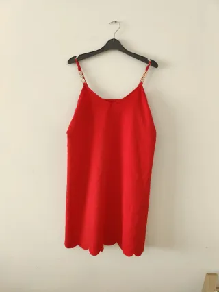 Vestido rojo con tirantes de cadena