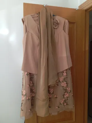 Conjunto de fiesta beige y rosa