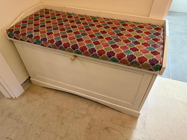 Zapatero banco con cojín estampado.