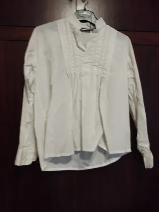 Blusa blanca con cuello mao y volantes