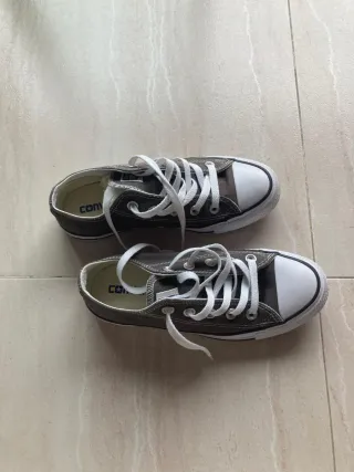 Converse grises y blancas