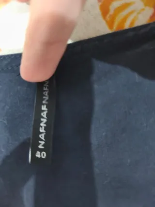 Top negro con detalle metálico