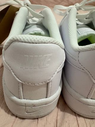 Nike Court Royale 2NN Mujer Talla 40 Blancas