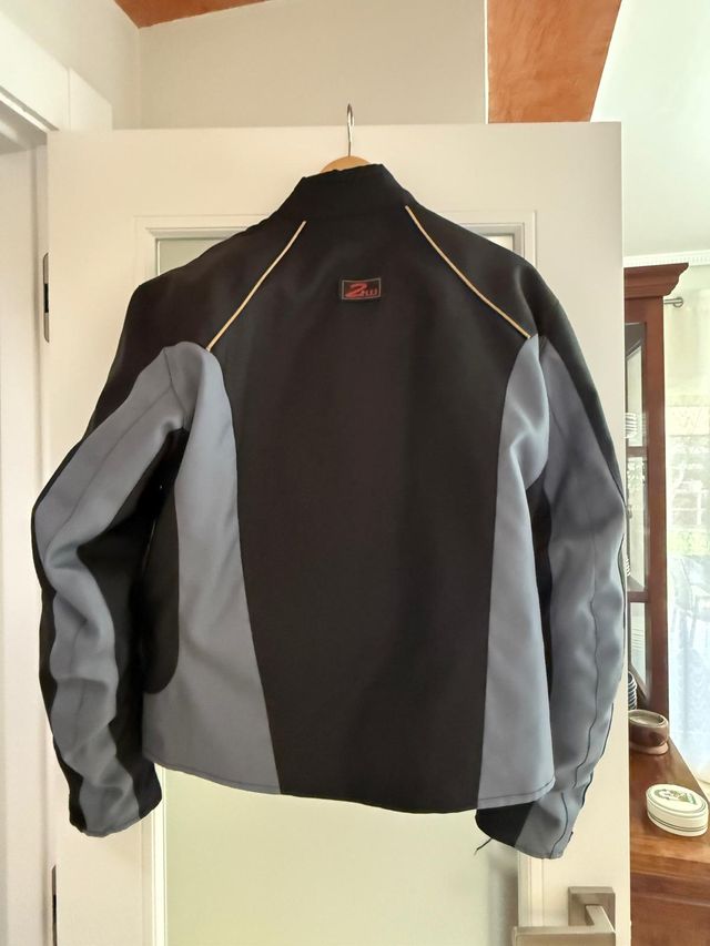 Chaqueta de moto negra y gris