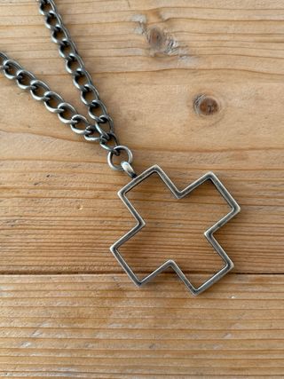 Collar largo gótico/ punk con colgante cruz