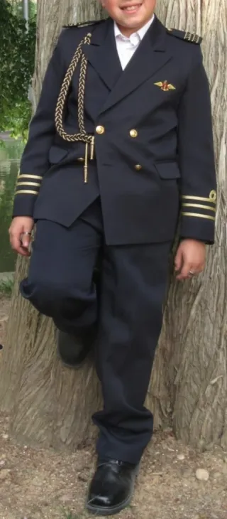 Traje comunión azul marino con detalles dorados 