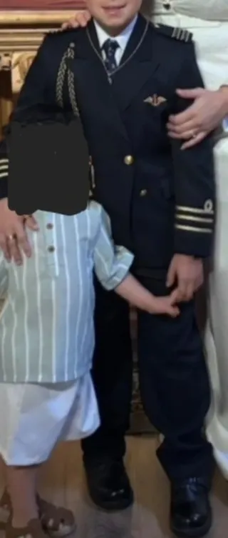 Traje comunión azul marino con detalles dorados 