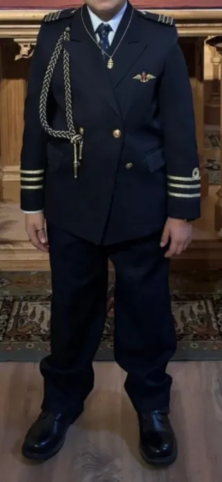 Traje comunión azul marino con detalles dorados 