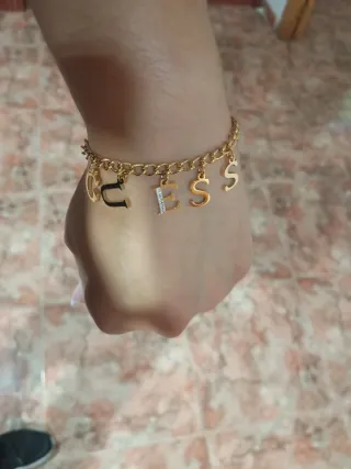 Pulsera Guess Dorada con Dijes