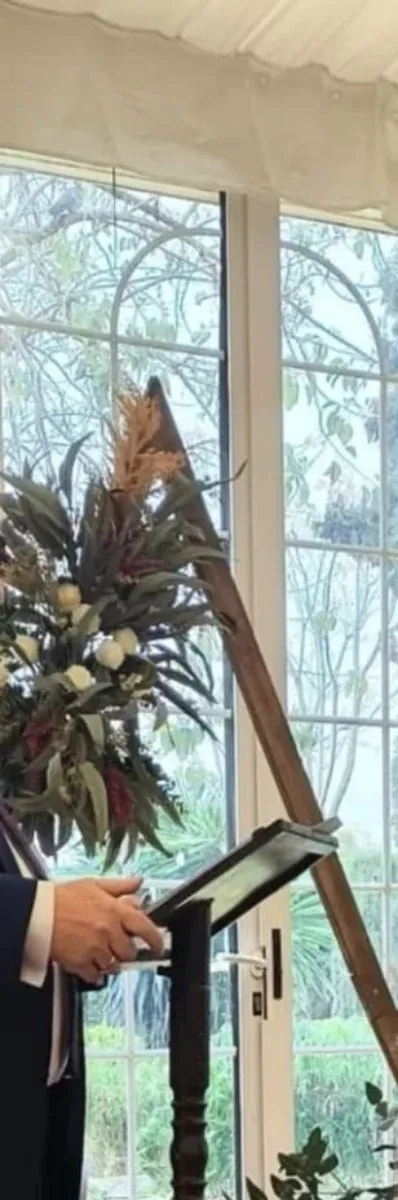 Arco Decorativo triangular con un arreglo floral