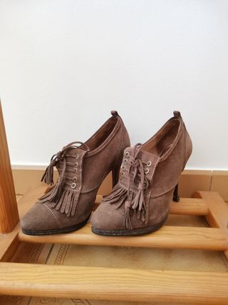 Zapatos abotinados 100% piel, talla 37. Uterqüe