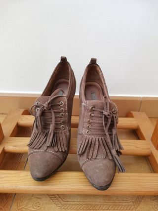 Zapatos abotinados 100% piel, talla 37. Uterqüe