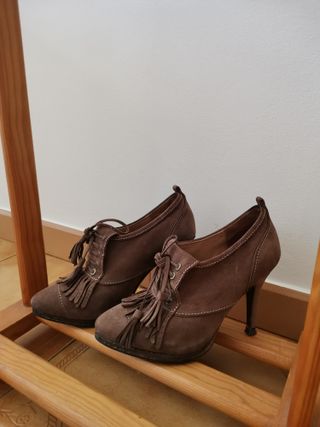 Zapatos abotinados 100% piel, talla 37. Uterqüe